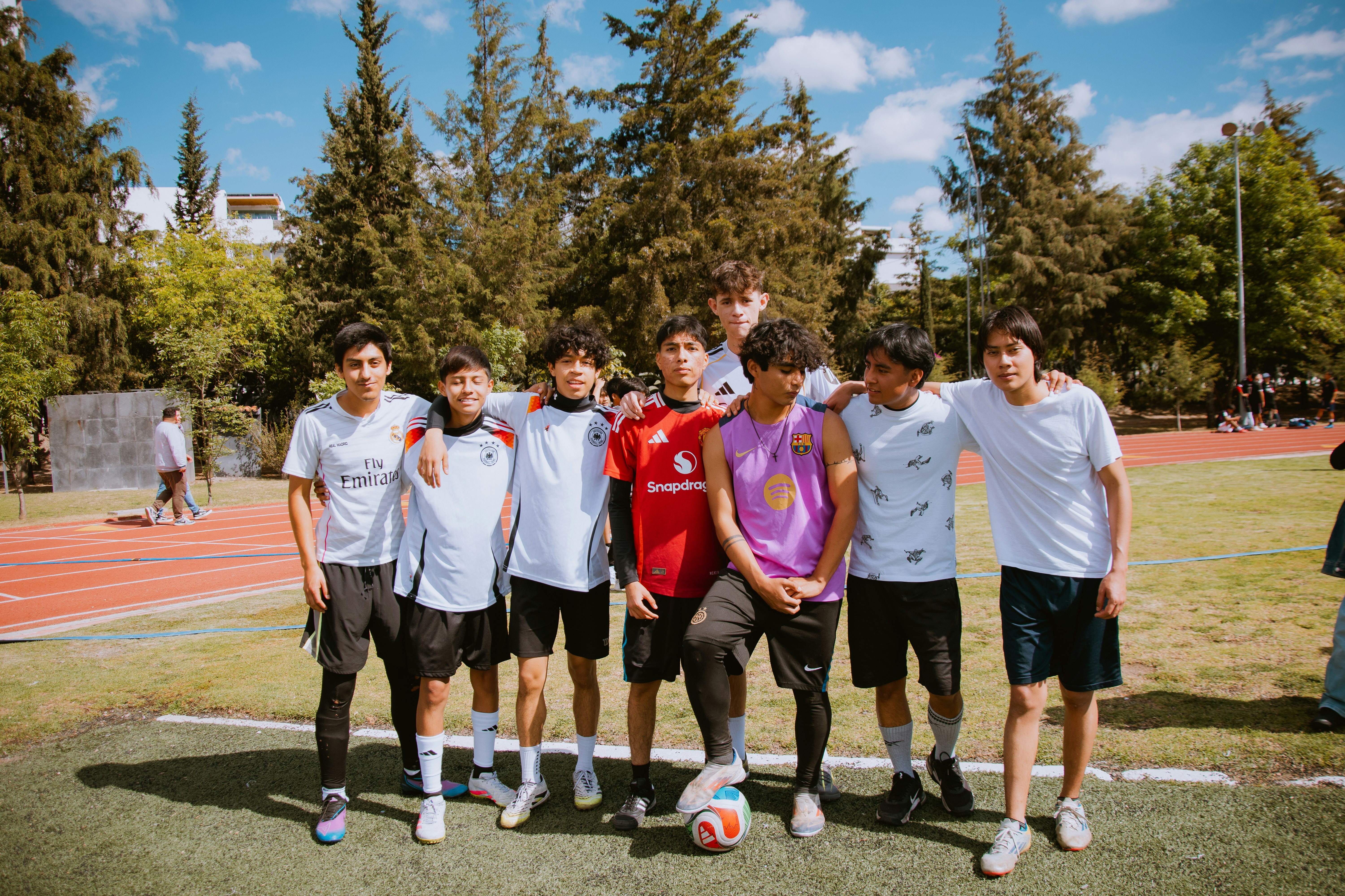 扎金花里的“闷牌”心理战：为什么不看牌往往能给对手造成巨大压力？（扎金花闷牌博弈：为何不看牌反而更给对手压力？）