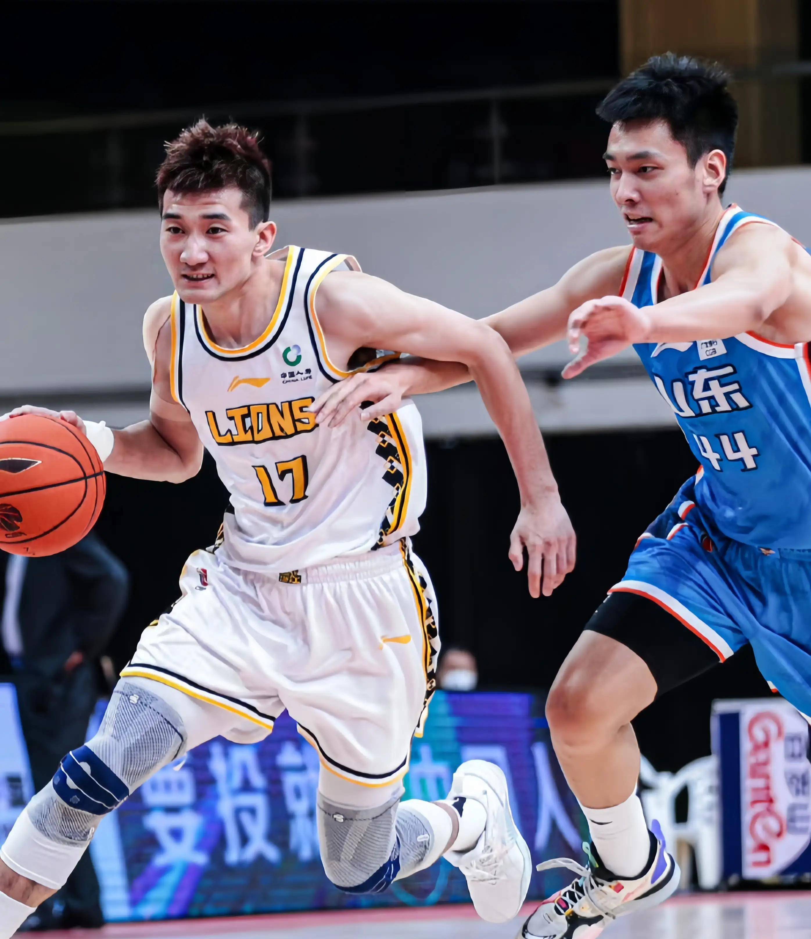 他在接受采 他在接受采